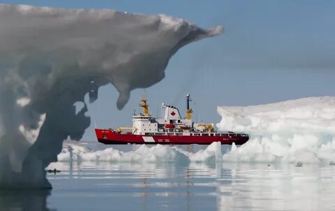 Ледокол промышлял во льдах белого моря