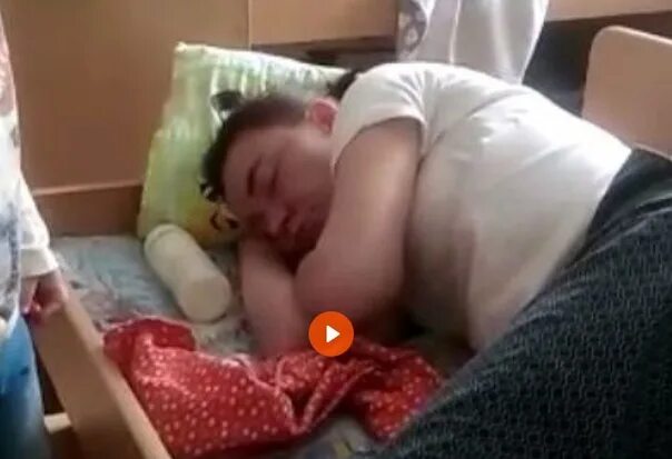 Сын лижет спящую мать. Подсмотрено в детском доме.