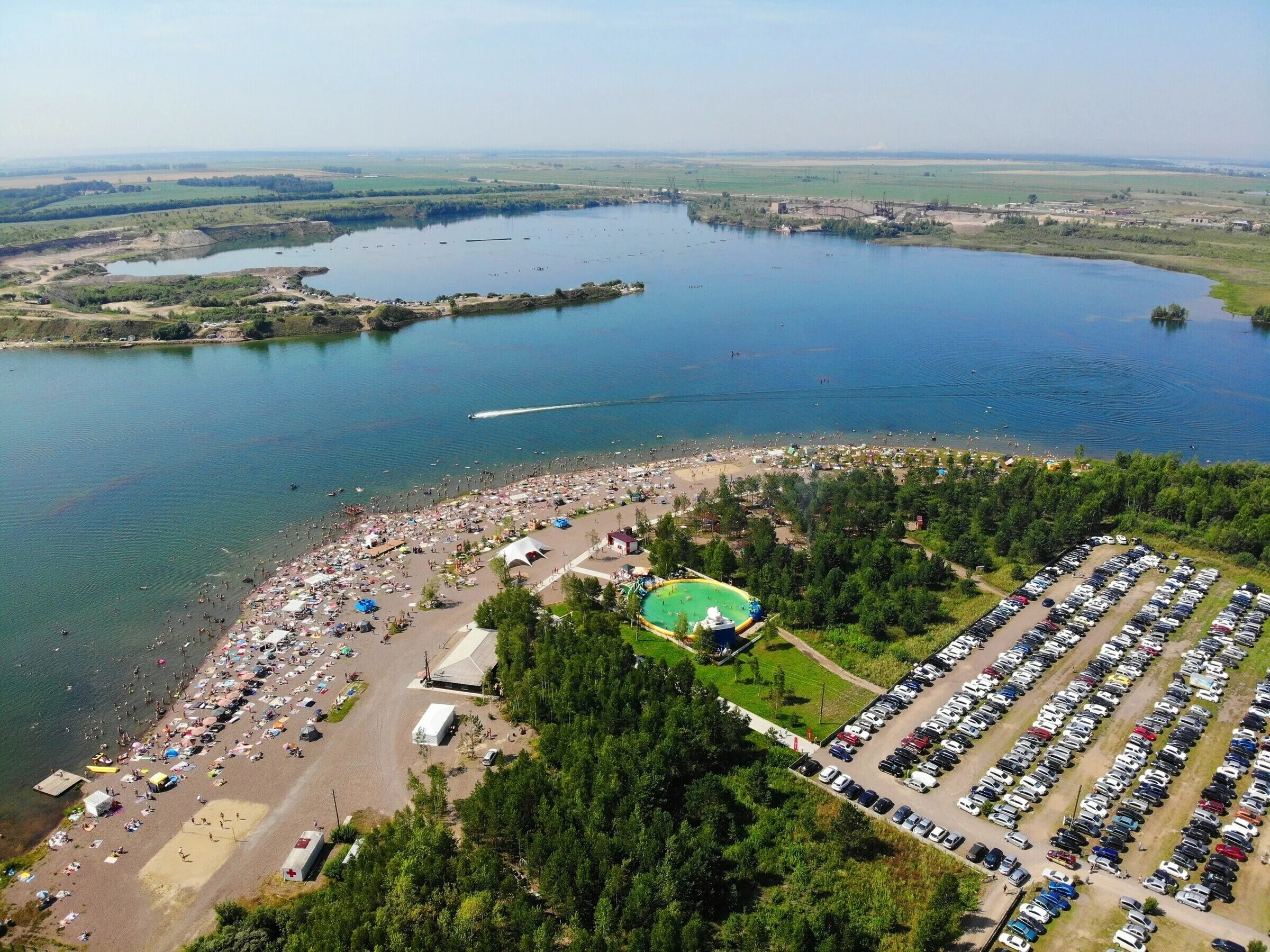 Озеро парк красноярск. Бархатово парк Красноярск. Озеро парк Бархатово Красноярск. Бархат парк Красноярск озеро. Озеро Бархатово Красноярск пляж.