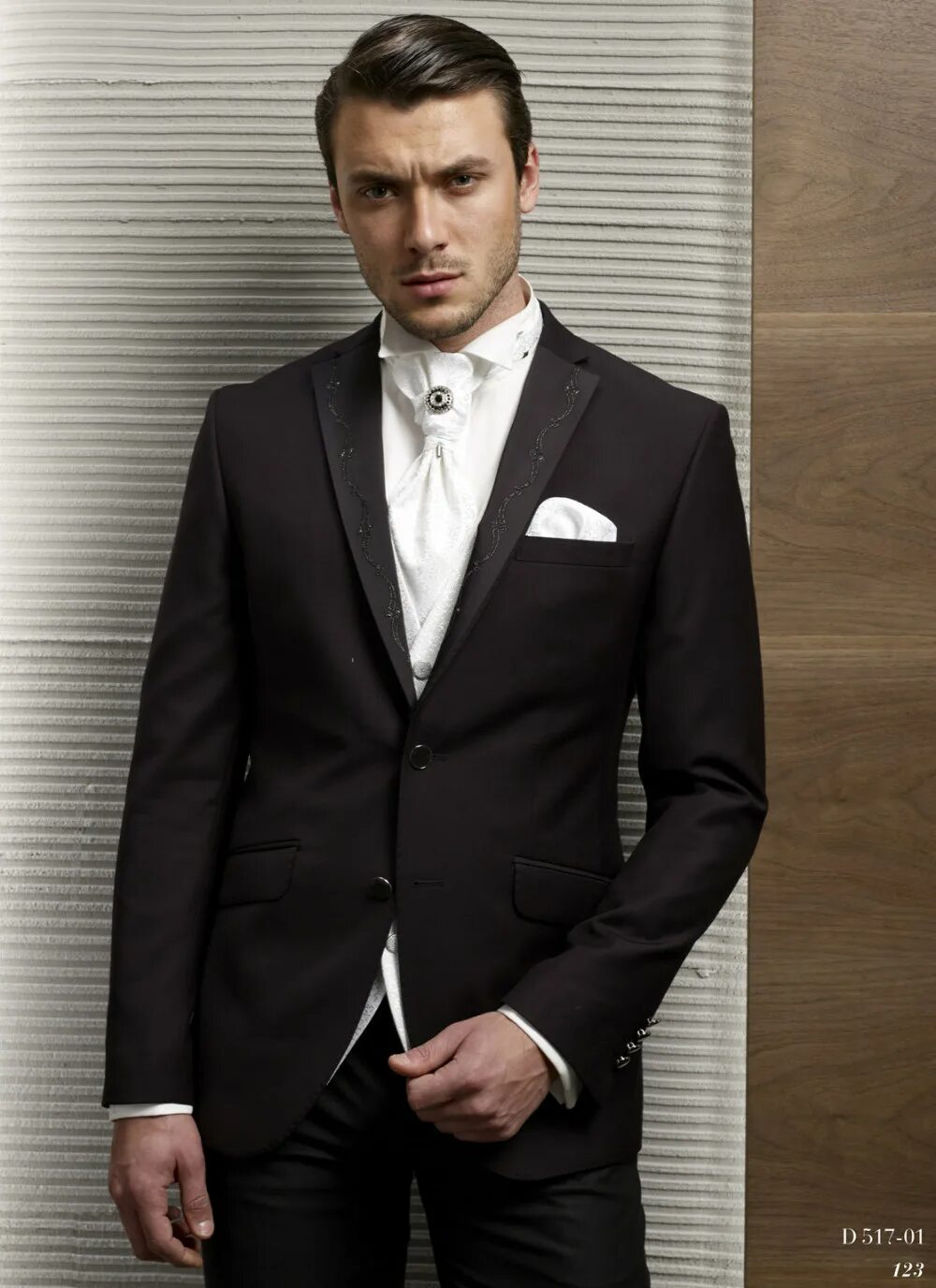 Черный костюм белый галстук. Черный костюм белый галстук. Чёрная рубашка с белым галстуком. Чёрная рубашка с белым галстуком. Свадебные костюмы для мужчин.