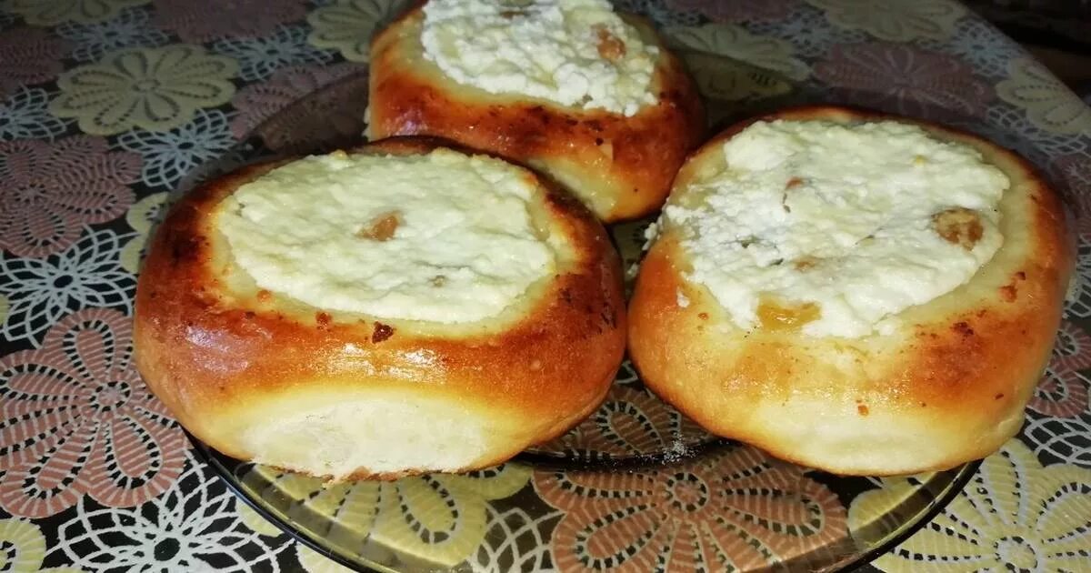 Тесто для ватрушек. Ватрушка с творогом. Ватрушки пошаговый рецепт. Ватрушки с творогом из дрожжевого. Ватрушки из дрожжевого теста.