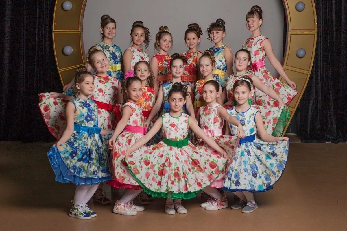 Костюмы для вокального ансамбля. Костюмы эстрады. Костюмы эстрады. Костюмы для эстрадного ансамбля. Костюмы для эстрадного ансамбля.