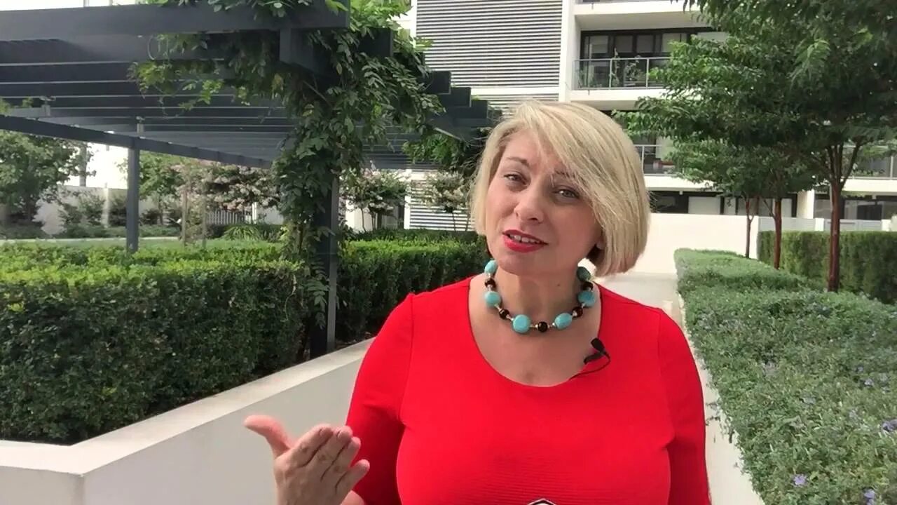 Гороскоп от анжелы перл телец. Анжела перл. angela pearl астролог. анжела перл знак зодиака. семья анжелы перл.
