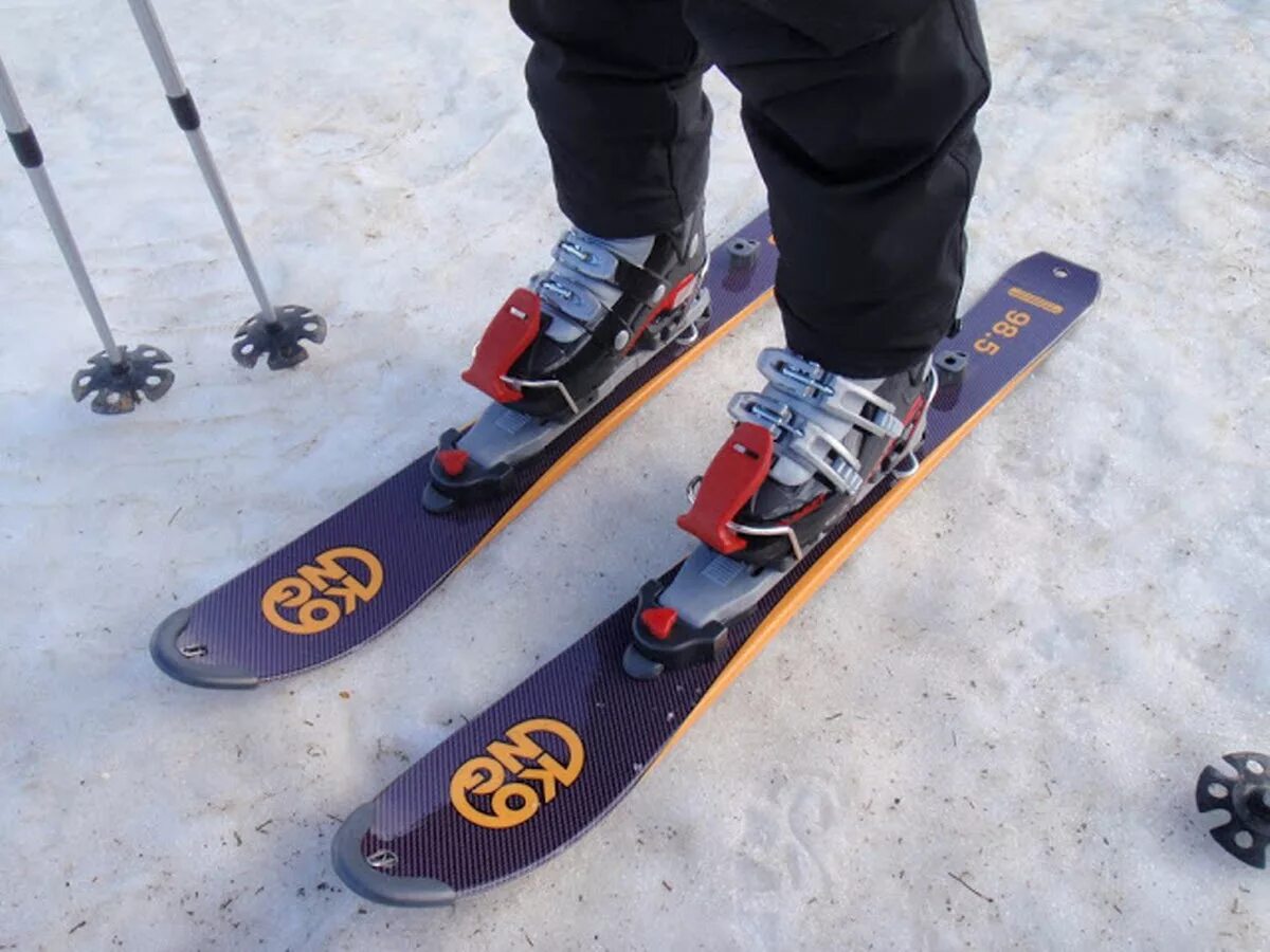 Salomon snowblade 90. Сноублейды к2 fatty. Лыжи пластмассовые короткие. Короткие лыжи для одной из дисциплин. Лыжи мини большие р-2 44,6 см 10090307.