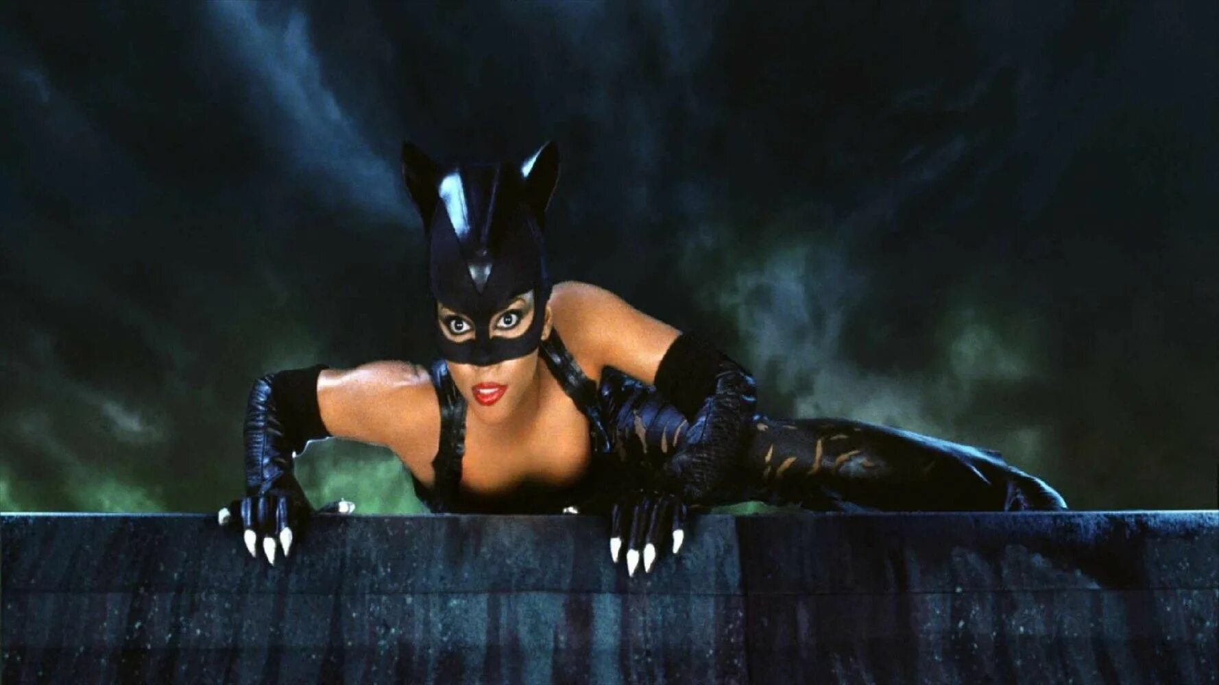 Catwoman Холли Берри. Холли Берри женщина кошка. Женщина кошка 2004. Женщина кошка картинки. Красивая женщина кошка