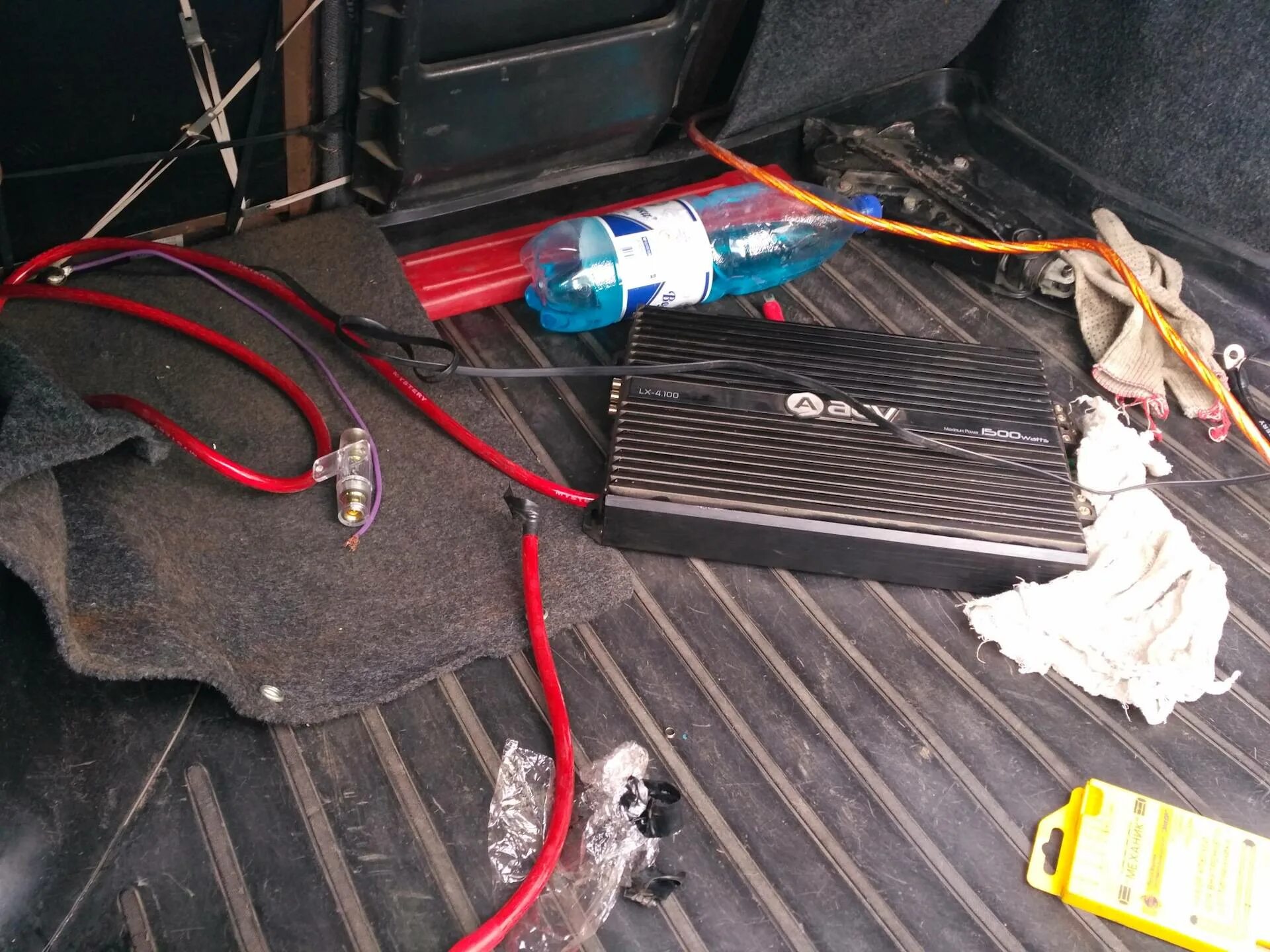 Протяжка проводов для сабвуфера хендай солярис 1. Chevrolet lacetti прокладка силового кабеля. Провода от усилителя к колонкам. Усилитель автозвука alpine. Автомобильный усилитель для сабвуфера.