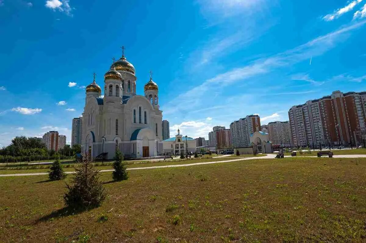 Храм Покрова в Некрасовке. Храм Покрова Пресвятой Богородицы на люберецких полях. Храм Покрова Пресвятой Богородицы в Москве Некрасовка. Покровская Церковь Некрасовка.