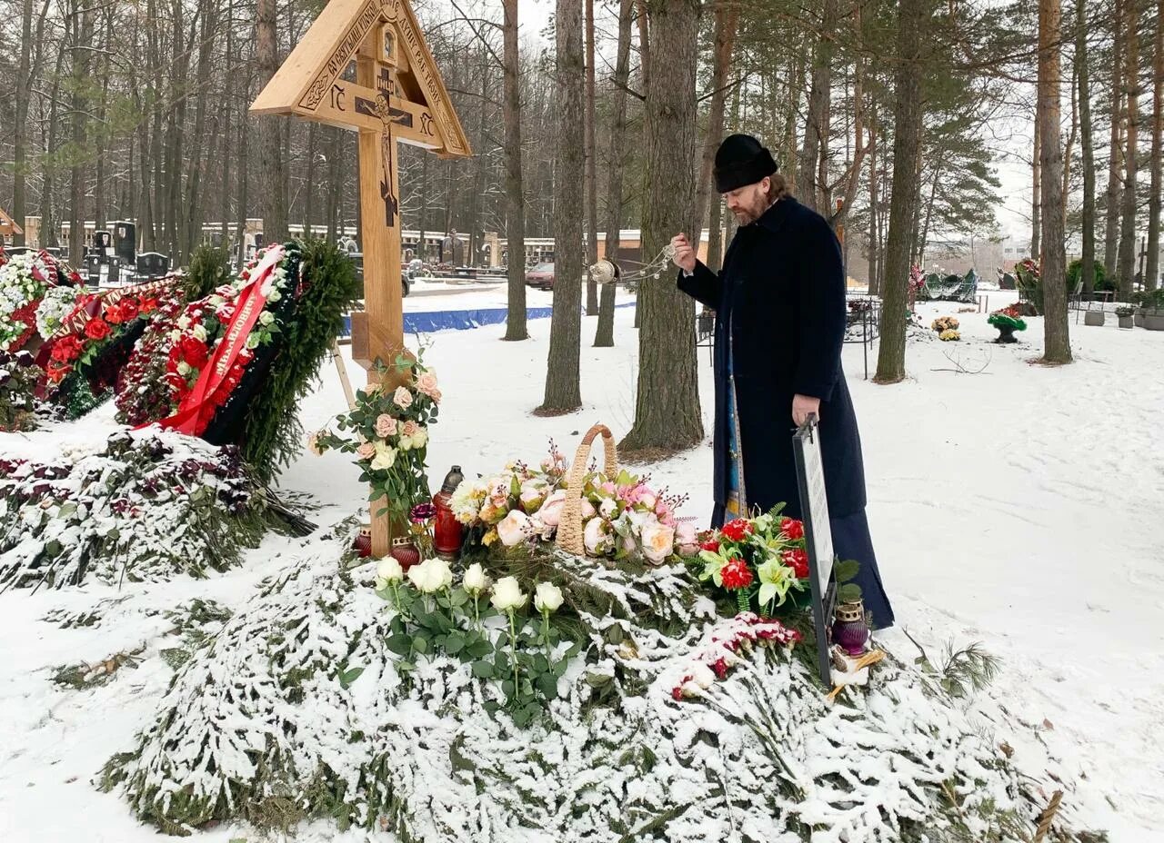 Смерть отца видео. Православная могила. Батюшка на кладбище.