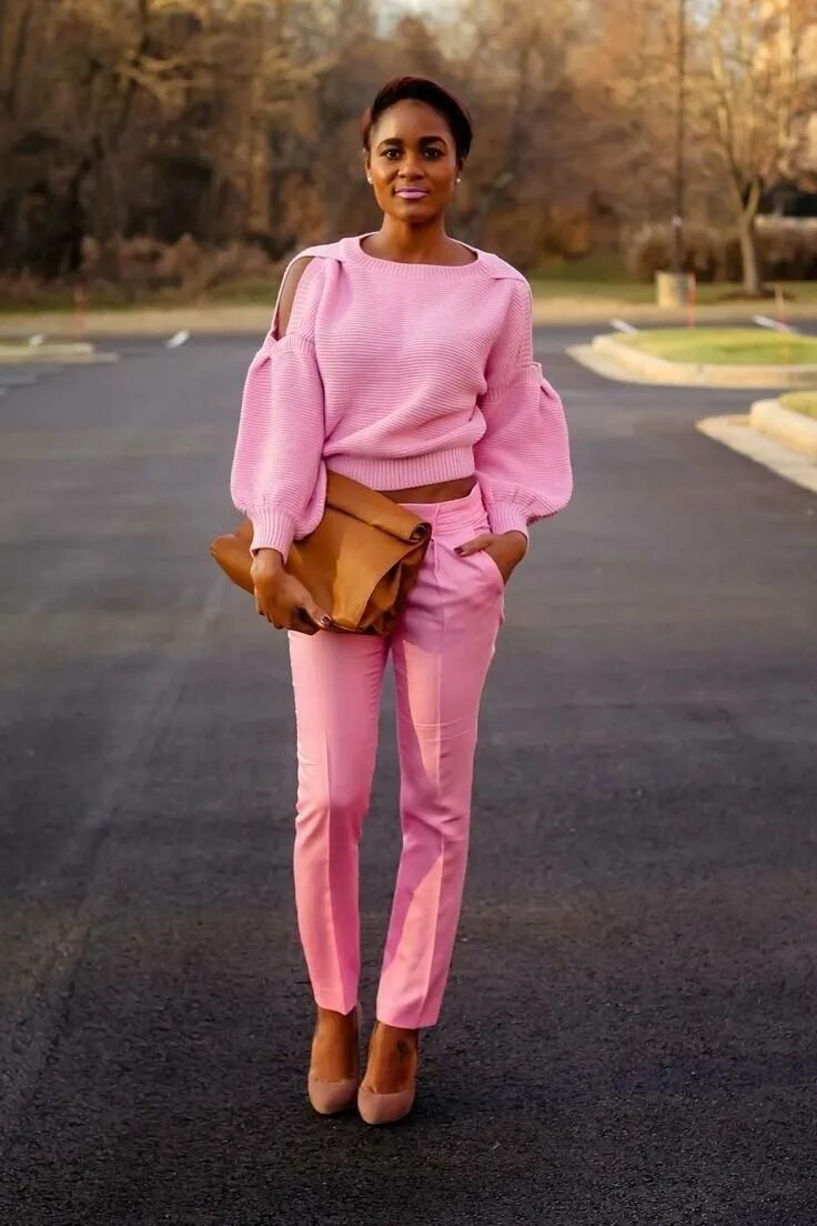 Розовый модные образы. Стильные розовые образы. Стильные образы с розовым свитером. Оьращы с розовыми брюками. С чем надеть розовую