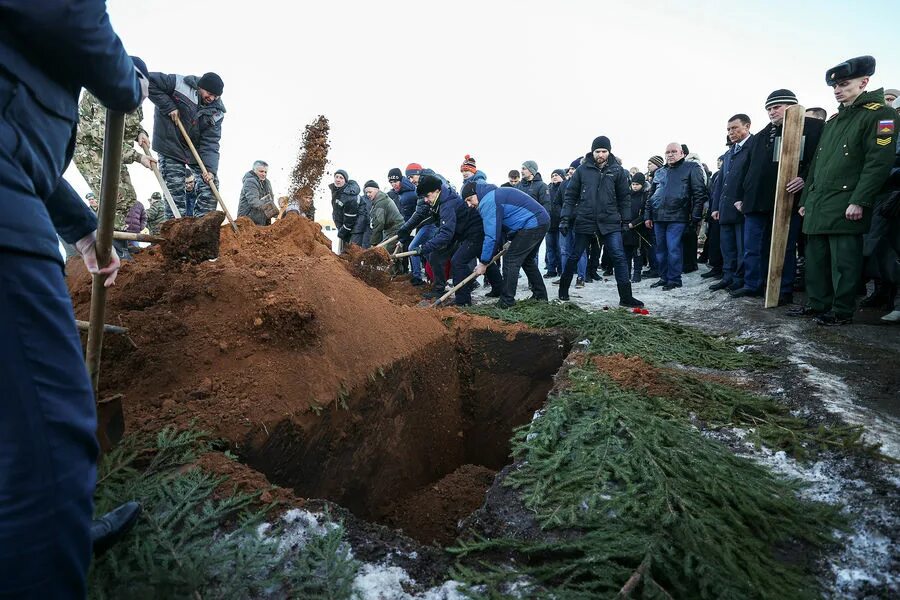 Российский похоронить. Похороны Ильнура Сибгатуллина. Аллея славы ЧВК Вагнер. Похороны солдат РФ погибших на Украине.