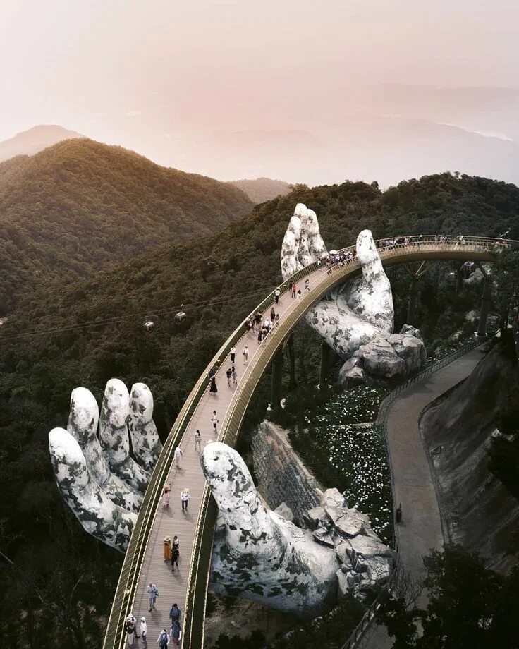 Мост вьетнам руки фото Giant hands cradle new bridge in Vietnam CNN Video Places to see, Da nang, Vie