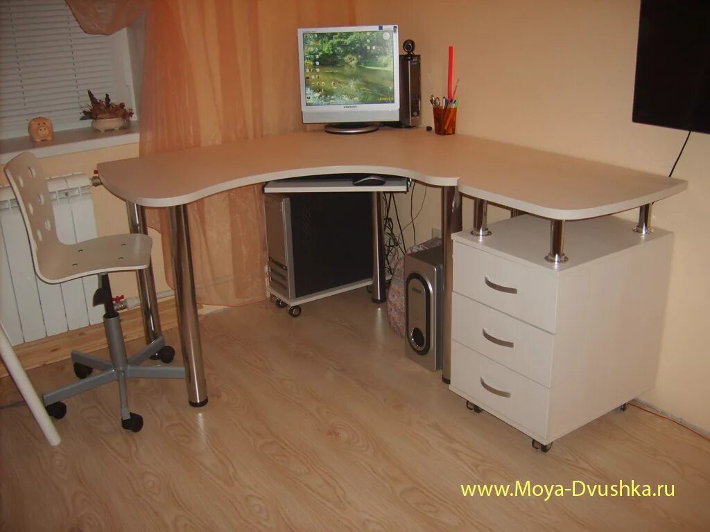Офисный стол domino dmg127. Угловой компьютерный стол. Угловой письменный стол на ножках. Угловой стол левый 85x77x124, 5 ольха. Стол с тумбой эрго 1400х1300х760 l.