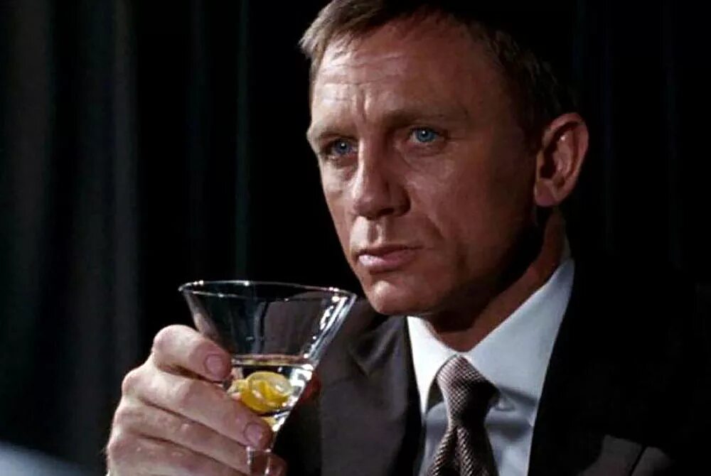 Бонд пьет. Агент 007 дэниел крейг гиф. Веспер коктейль джеймса бонда. Что пьет бонд. Что пьет бонд.