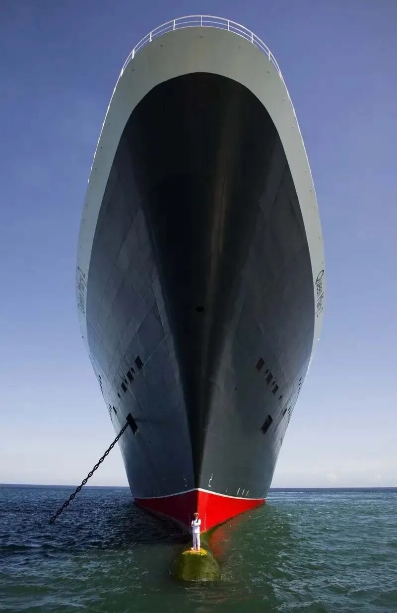 Как называется боязнь больших. Корабль Квин мери 2. Океанский лайнер Queen Mary 2. Корабль Queen Mary 2 Капитан. Корабль Квин мери.