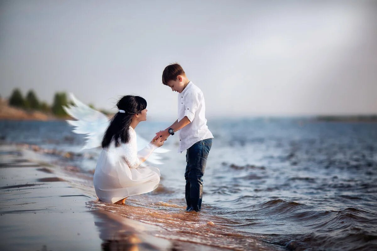 Мама ангел с ребенком на руках. Стихотворение про отца до слез. Однажды утром мать меня спросила стих. Ангел с ребенком на руках. Мамы не летают мамы крыльями.