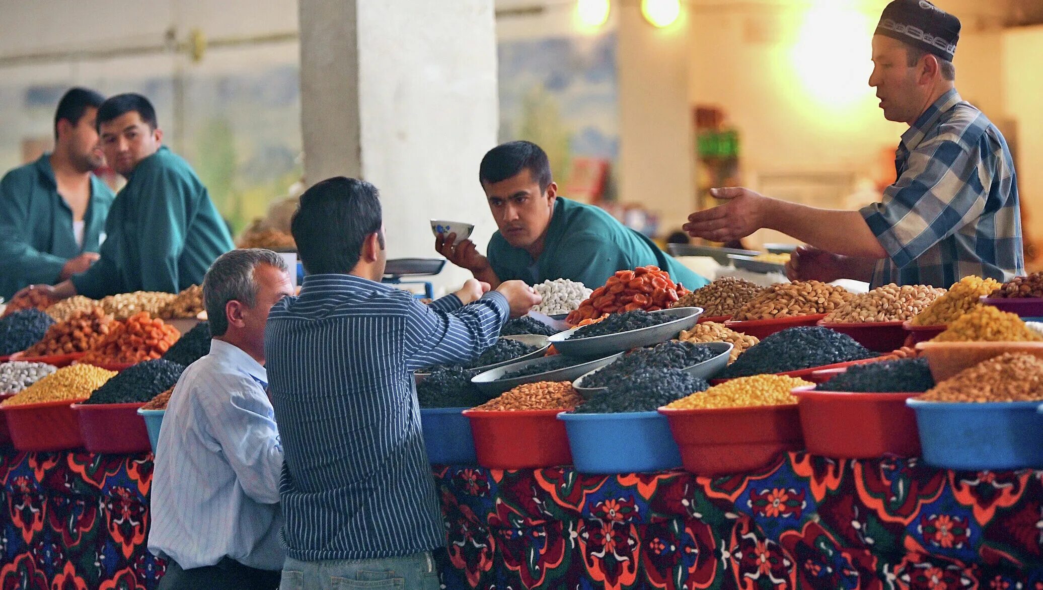 Таджик на рынке. Сиабский рынок в Самарканде. Рынок Мехргон в Душанбе. Узбекистан Душанбе рынок. Узбекистан базар.