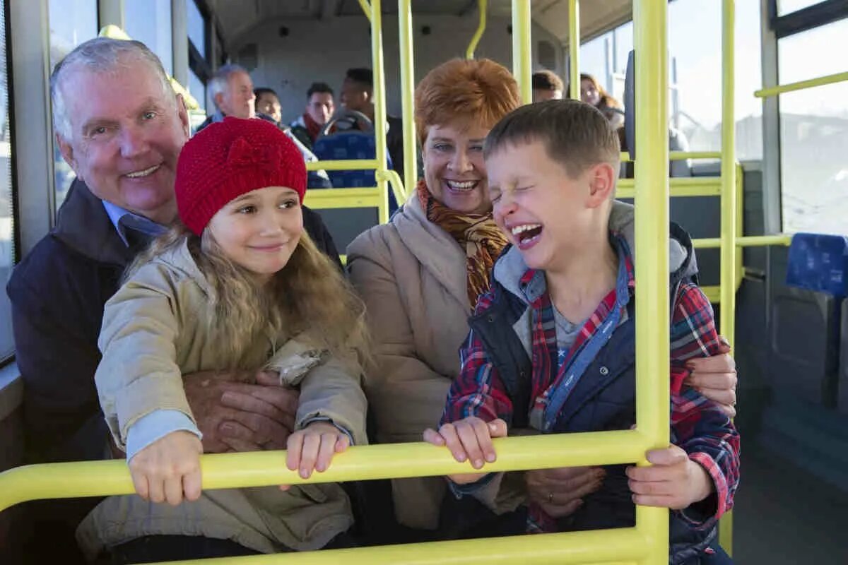 Ребенок едет на поезде с бабушкой. Детям о транспорте. Автобус для детей. Общественный транспорт для детей. Дети уступают место в транспорте.