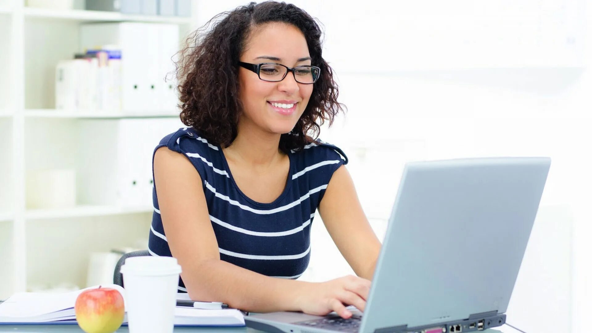 Подросток за компьютером. Девушка сидит за компьютером. Buy a new laptop. Радостная девушка. Занятие с репетитором по скайпу.