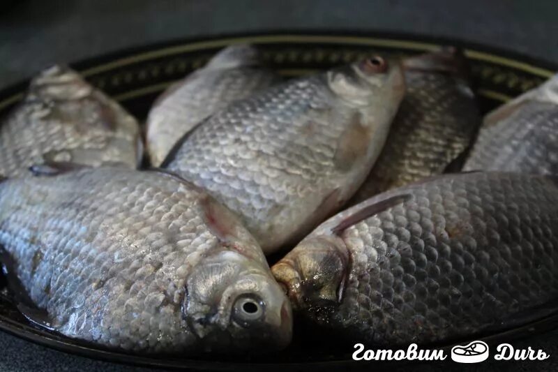 Сколько по времени жарить карася. Жареный карась. Карась соленый. Карась на блюде.