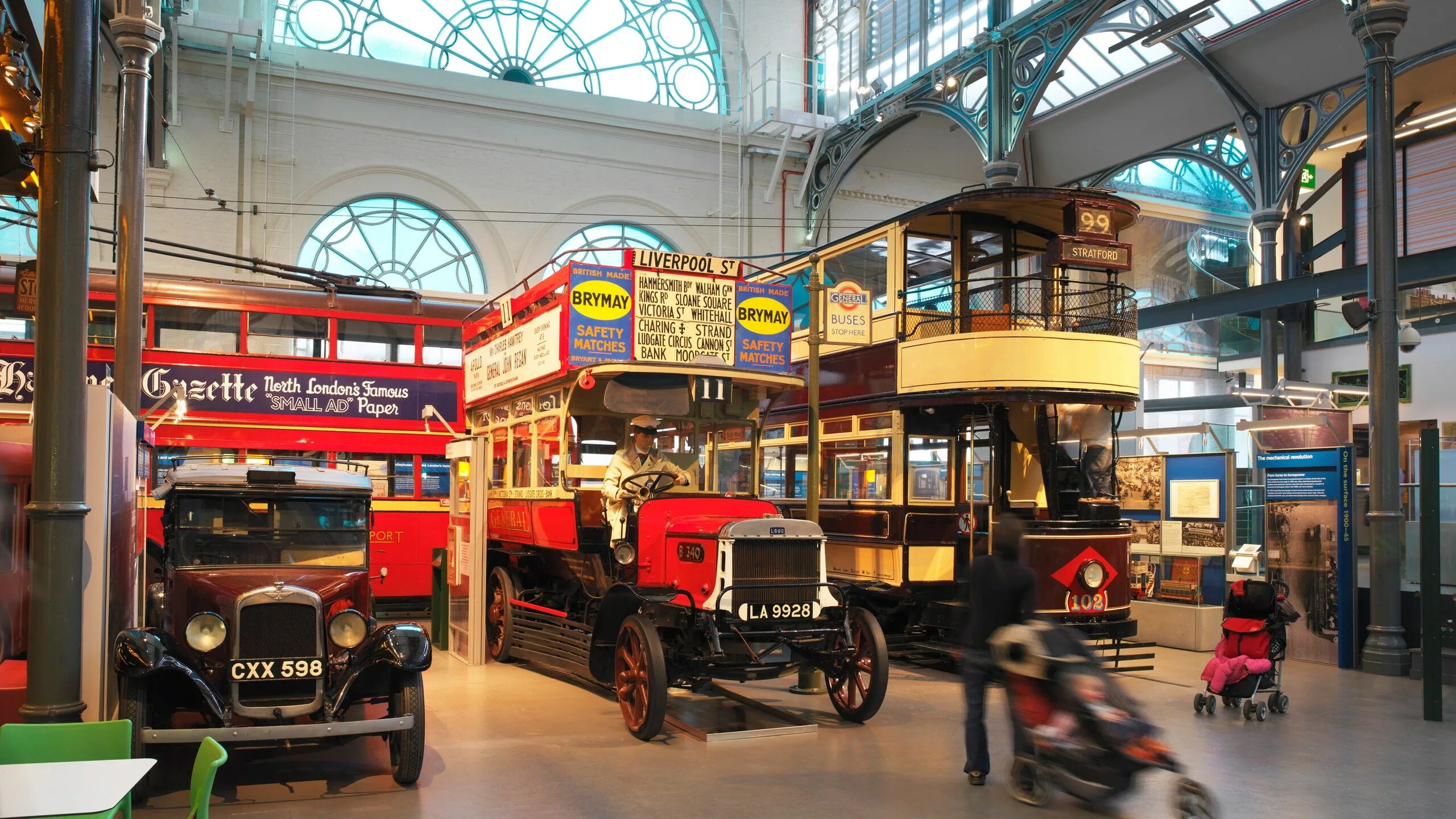Moscow transport museum. Троллейбусный гараж на рогожинском валу. Музейный транспорт. Музей транспорта новорязанская. Музей московского транспорта лиазы.