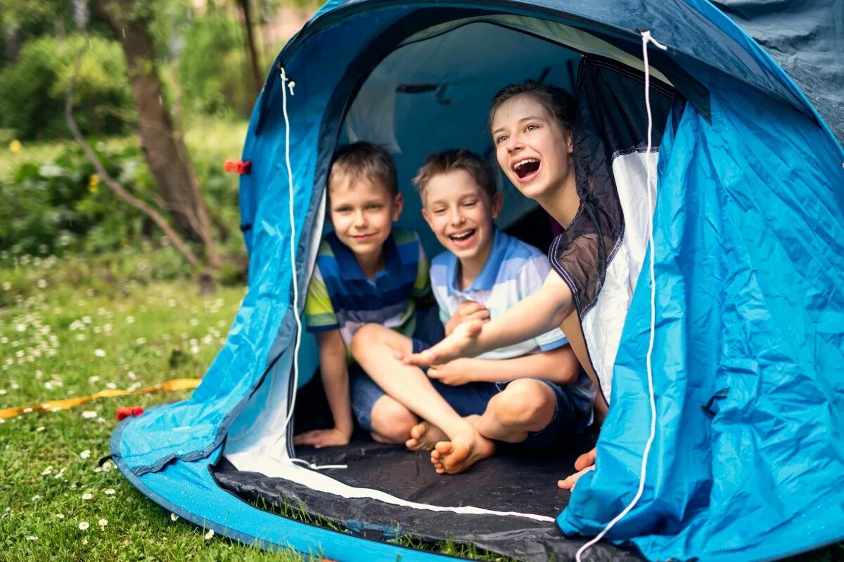 Stay in a camp. Палатка для детей. Кемпинг с детьми. Палаточный лагерь. Поход с палатками с детьми.