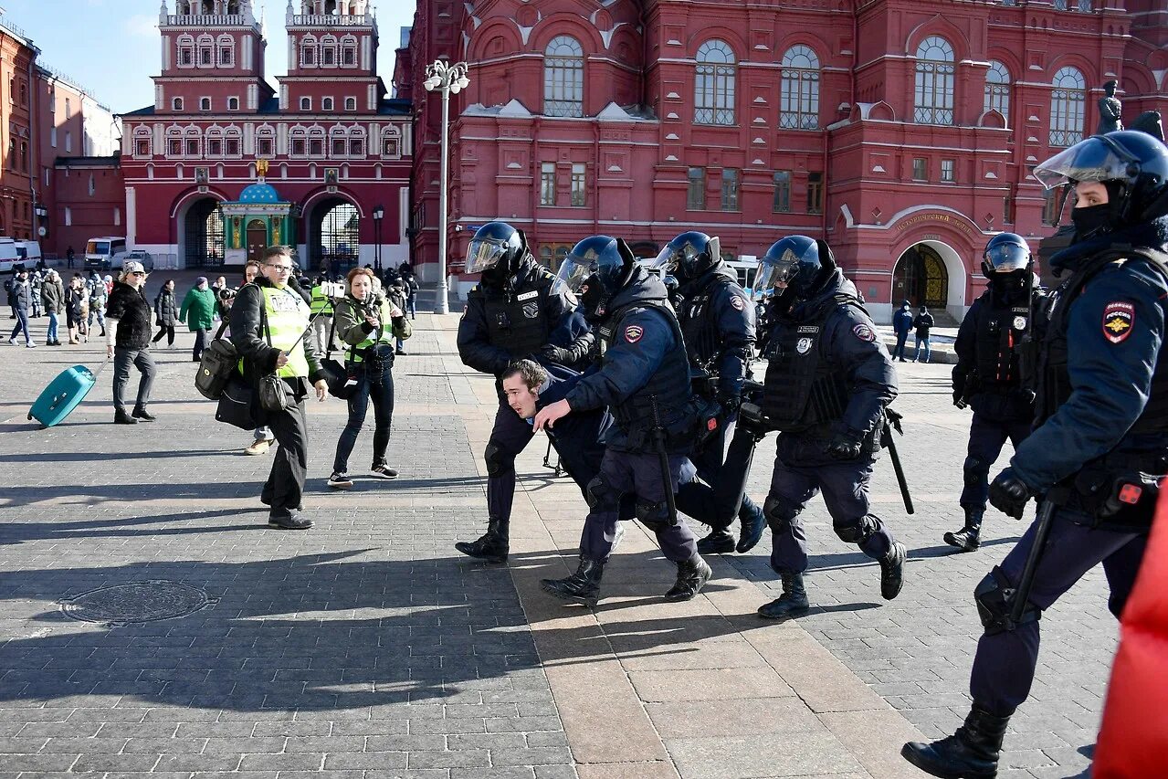 Протесты в России. Полиция России арестовывает протестующих войне в Украине. Протесты в Москве против войны. Военные против полиции.