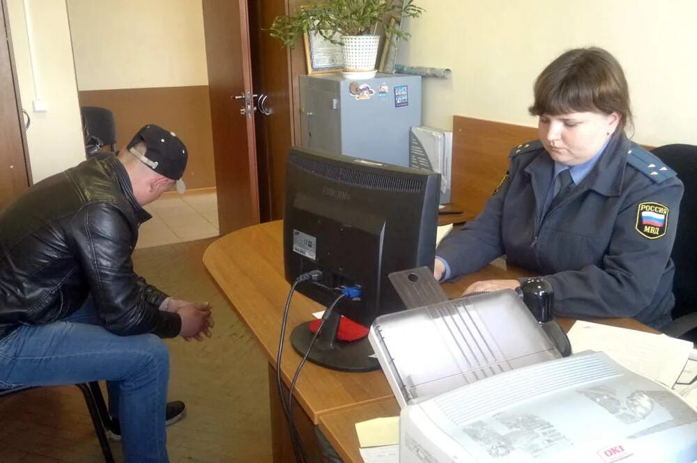 Следователь задает вопросы. Допрос следователя. допрос в полиции. следователь полиции. следователь допрашивает обвиняемого.