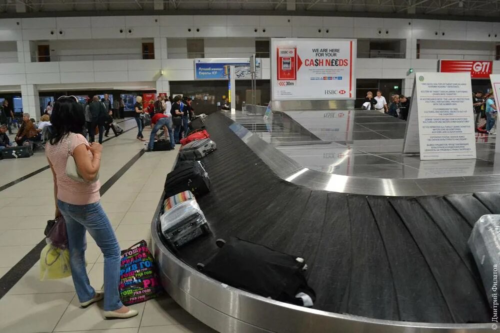 После прилета в аэропорт. Выдача багажа в аэропорту Анталия. Домодедово аэропорт зал выдачи багажа. Шереметьево выдача багажа. Зона выдачи багажа в аэропорту Домодедово.