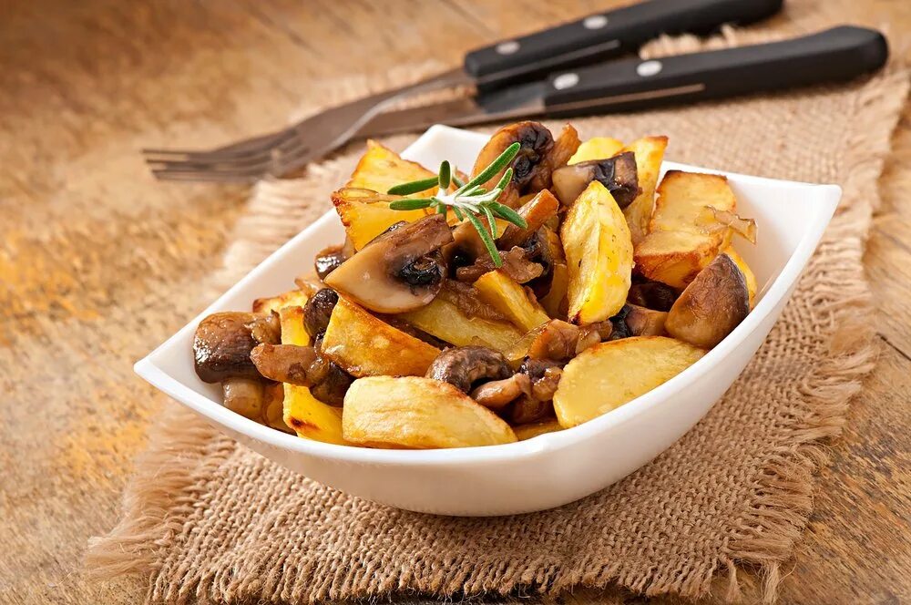 Копченая картошка с грибами. Жареная картошка с грибами нн. жареная картошка с грибами новый год красивая подача. картофель жареный с грибами png. жареный картофель с грибами акварель.