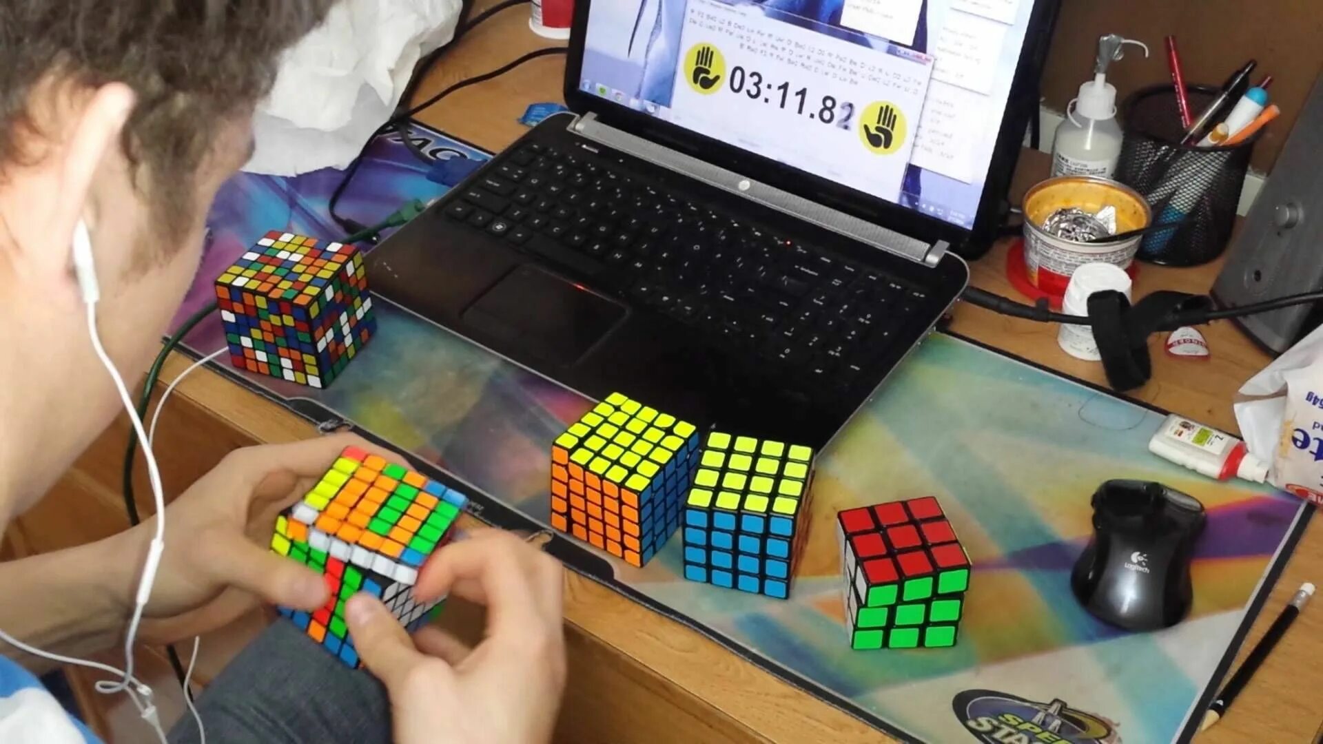 Мировой рекорд кубик Рубика 2x2. Мальчик собирает кубик Рубика. Мировой рекорд по собиранию кубика Рубика.