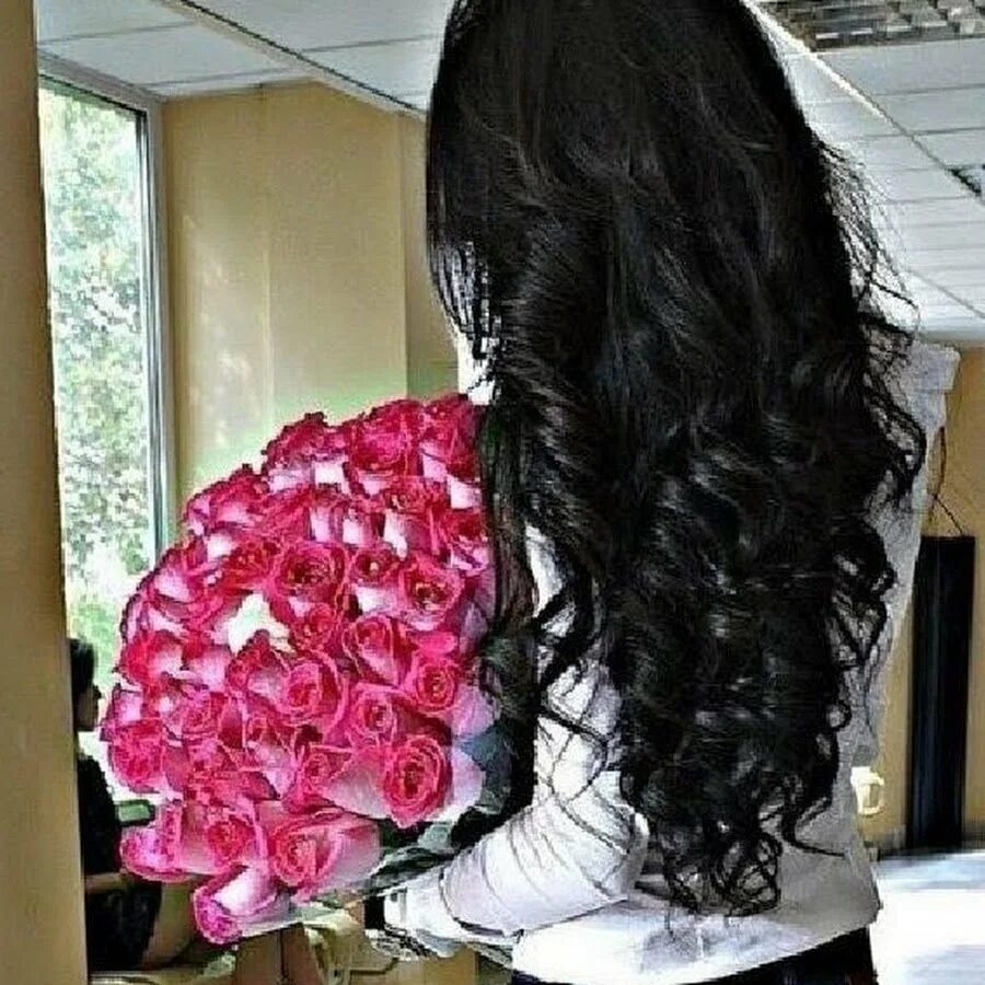 Дзаурова мадина. Брюнетка с цветами со спины. Брюнетка с цветами без лица. Девушка с цветами. Брюнетка с букетом роз.
