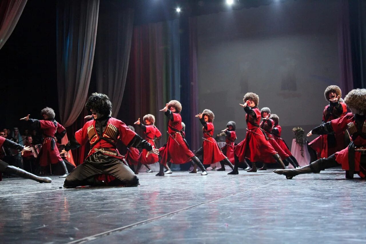 Вайнах групп. Чеченский ансамбль вайнах. танцевальный ансамбль вайнах грозный. ансамбль чеченского танца вайнах. чеченский государственный ансамбль народного танца «вайнах».