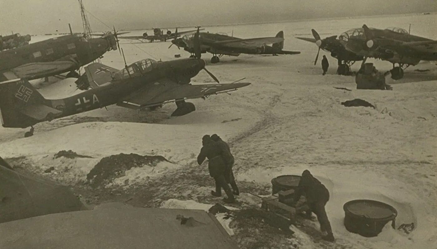 Сталинград захват немцами. Ju 87 Сталинградская битва. Аэродром Гумрак 1942. Junkers ju 87 Сталинград. Ju-52 битва за Сталинград.