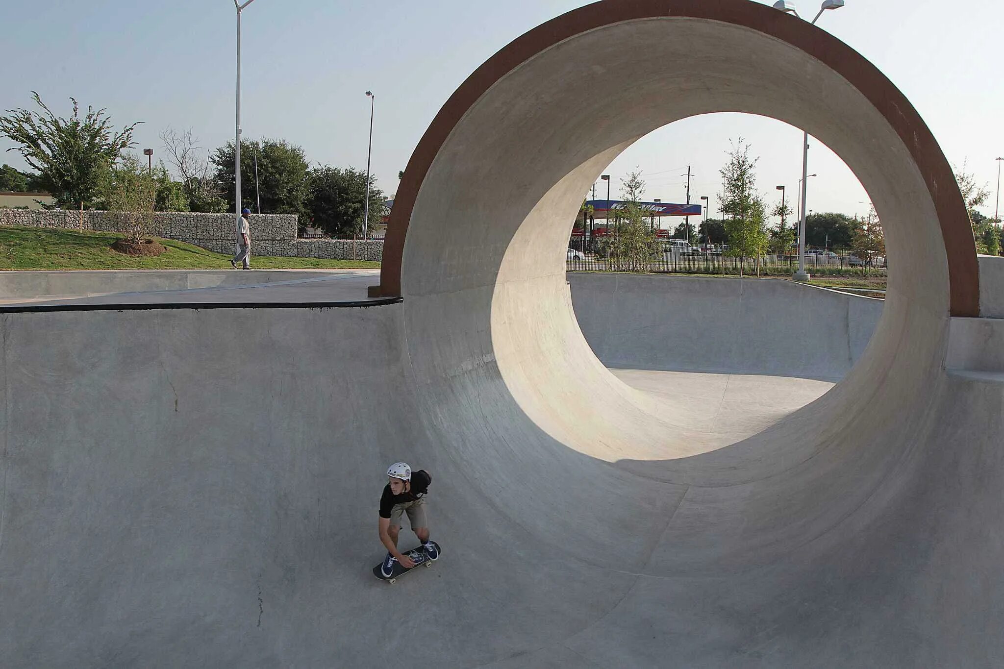 Рампа труба скейтпарк. Скейт-парк рампа" (Хафпайп, half Pipe. Флэт зона скейт парк. Площадка в парке Горького для скейтеров.