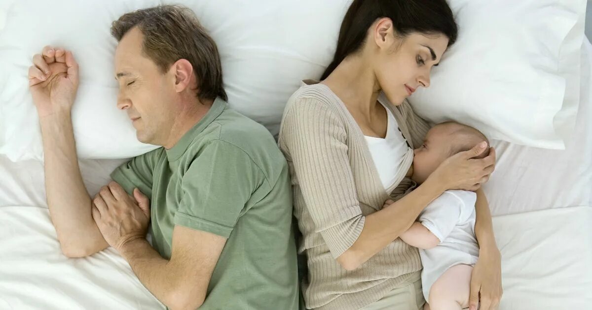 Счастливая семья в постели. In my parents bed. Мама и ребенок эстетика. Сон всей семьи. Люди спят вместе.