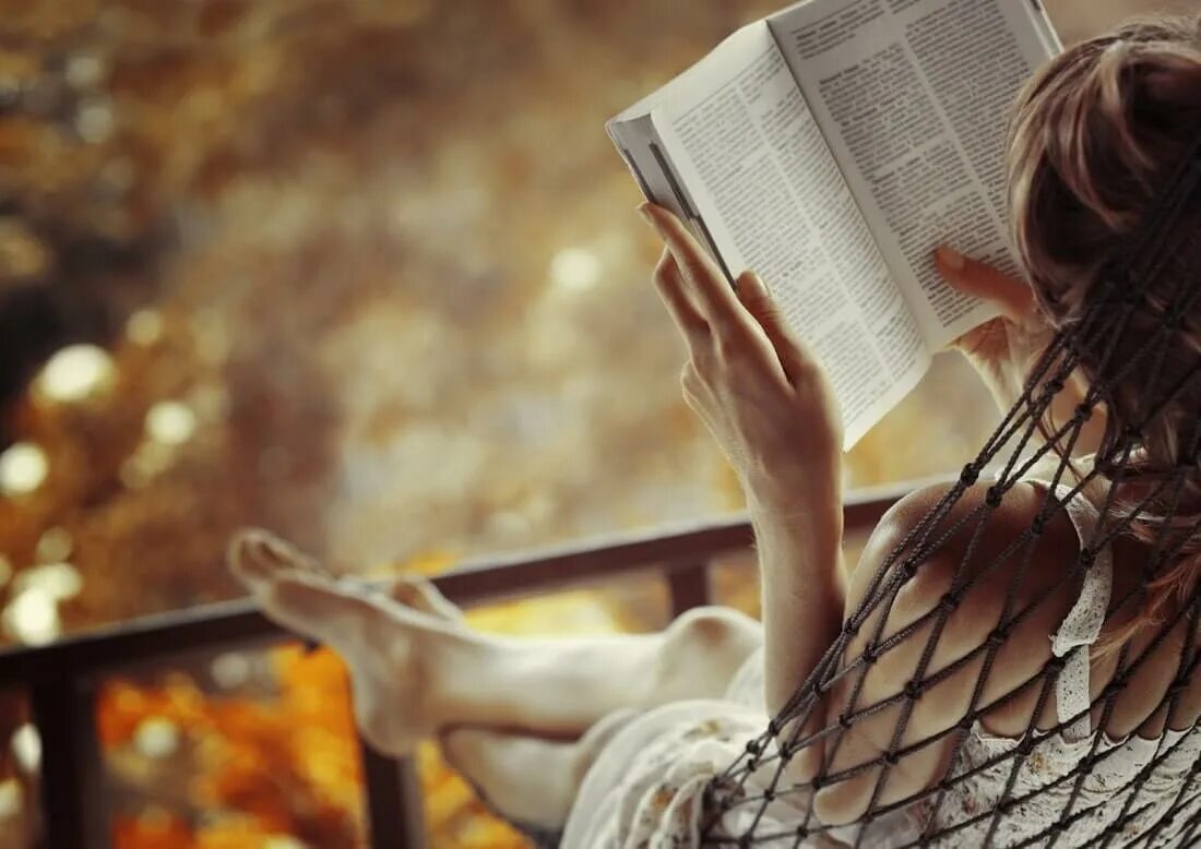 Секреты читателя. Фотосессия с книгой. Девушка с книжкой. Женщина с книгой. Девушка читает книгу.