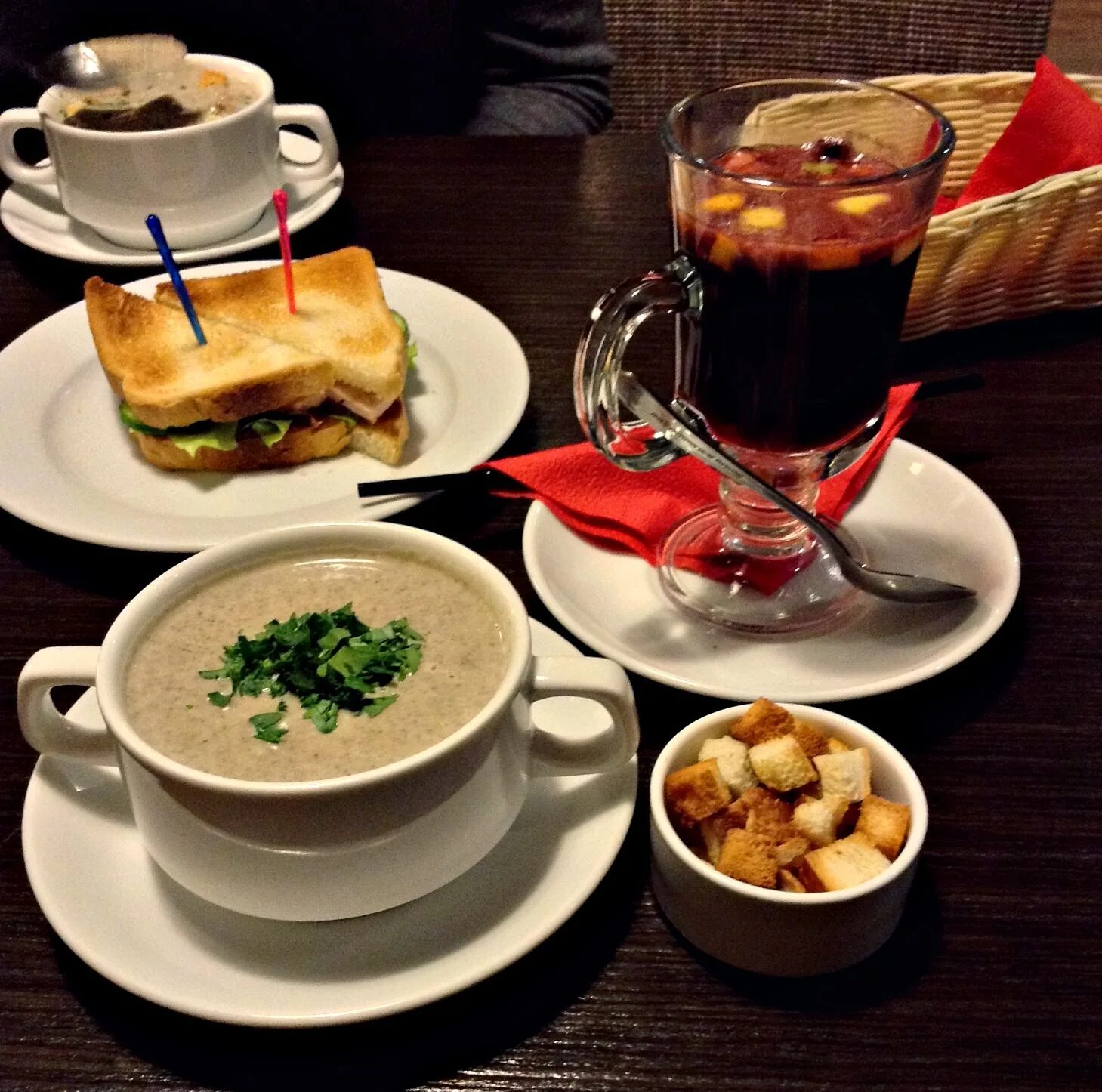 В кафе предлагают 3 первых блюда. Большие тарелки Ленина 99 Екатеринбург. Еда в ресторане. Обед в кафе. Еда из ресторана.