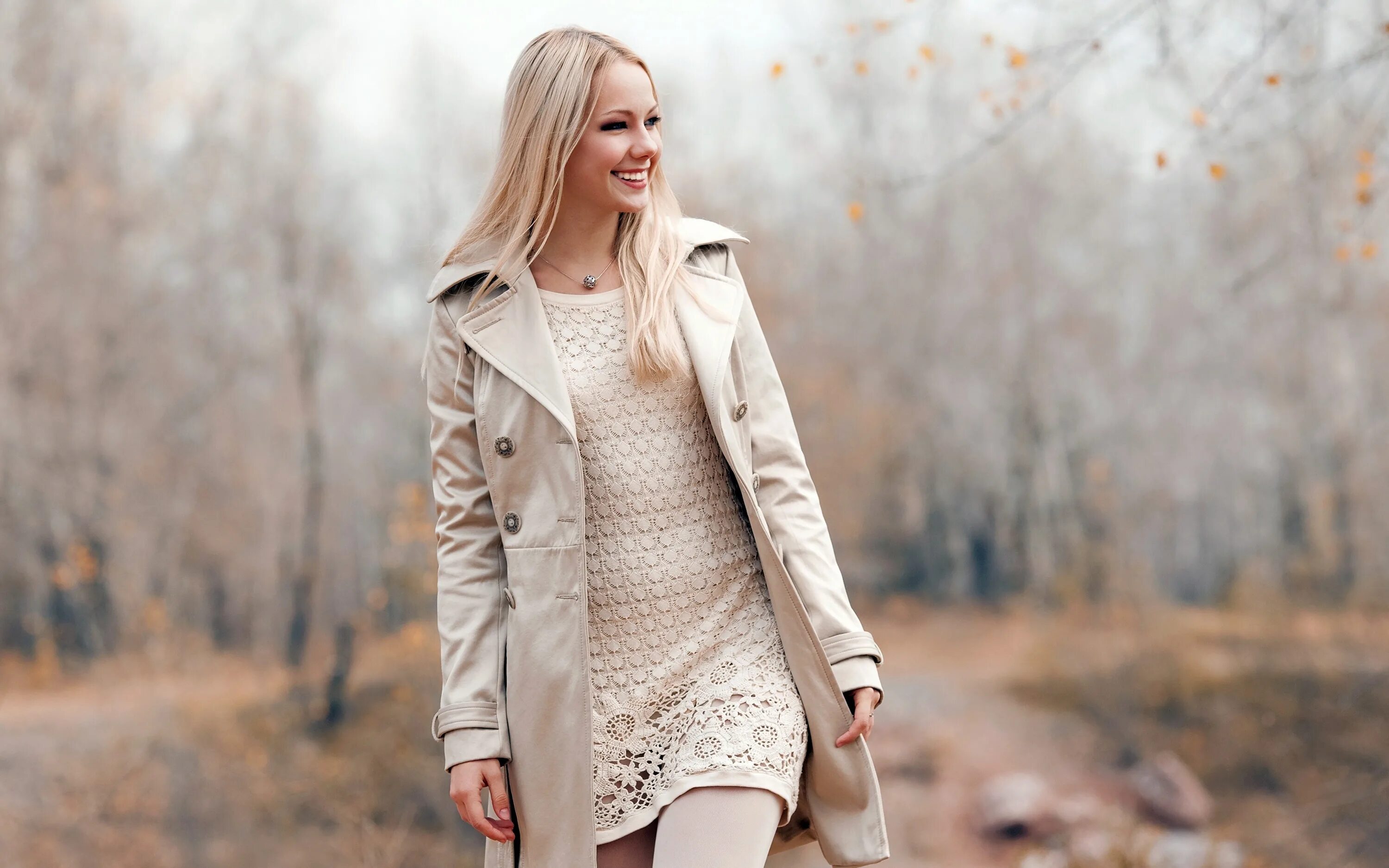 Девушка в пальто. Красивая блондинка в пальто. Красивые пальто для девушек. Девушка в осеннем пальто. Куртка с платьем весной