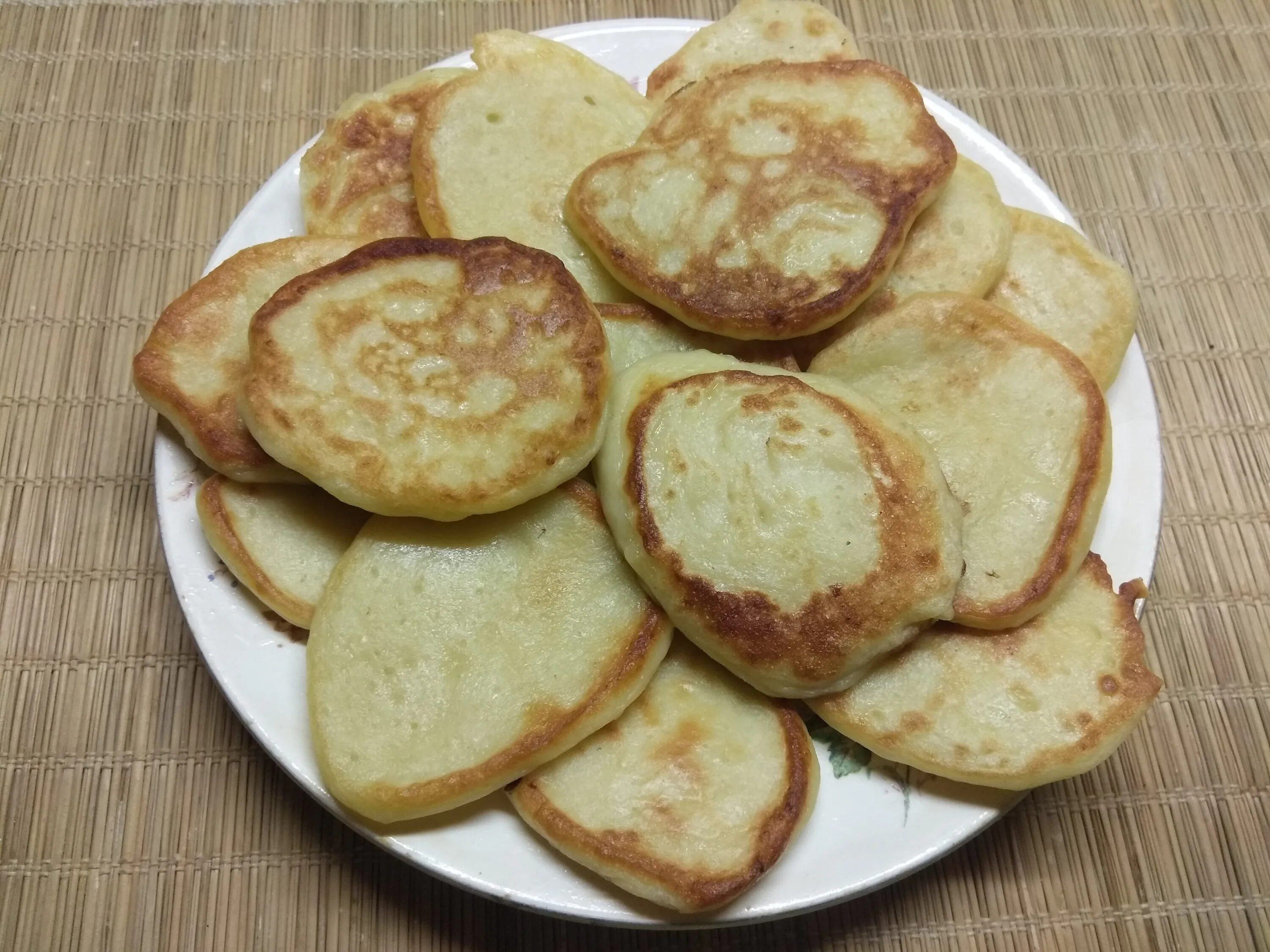 Оладьи на варенце. Оладьи на молоке. деревенские оладушки. самые вкусные оладьи на молоке. тесто для оладушек на молоке.