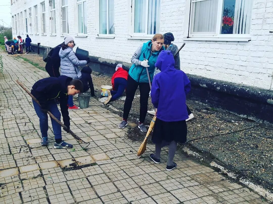 Субботник в школе. Субботник в школе реконстор. Субботник в начальной школе. Субботник в школе клумба. Новости 14 школе