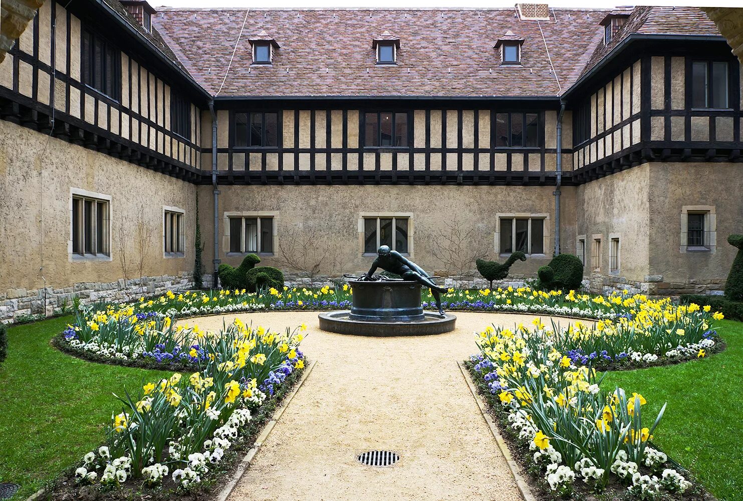 Мраморный двор версальского дворца. Дворец мафра португалия. Итальянский дворик ливадийского дворца. Версаль франция королевский двор. Дворец азема в дамаске.