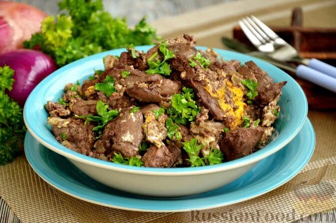 Куриная печень жареная с яйцом. Мегамарт печень жареная с луком. Куриная печень жареная с яйцом. Куриная печень на сковороде. Куриная печень жареная с яйцом.