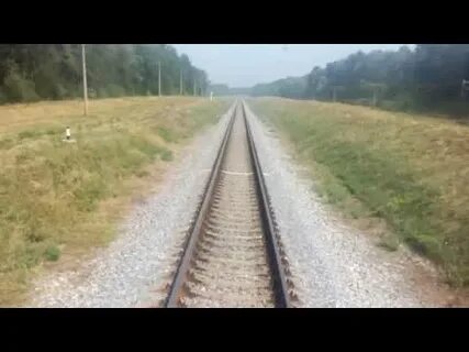 От движущегося поезда отцепляют вагон