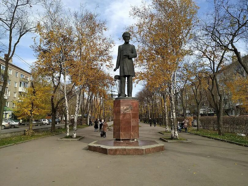 Памятник Славянову в Перми. Площадь дружбы Пермь. Памятник Славянова Пермь стакан. Сайт славяновского колледжа