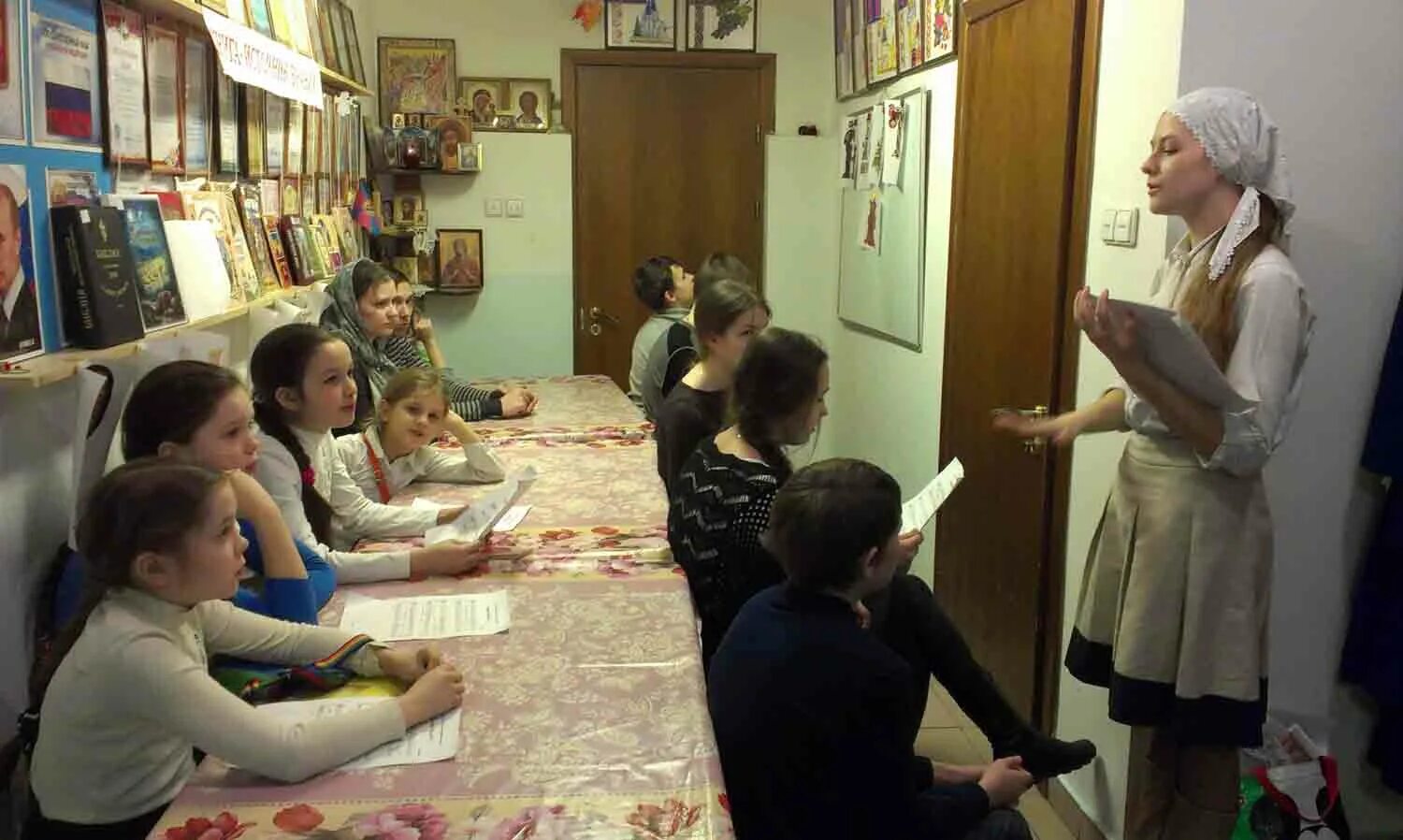 Спектакль волшебник изумрудного города задник. Спектакль для воскресной школы сценарий. Спектакль для воскресной школы сценарий. Оформление сцены к празднику пасхи. Расписание занятий в воскресной школе.