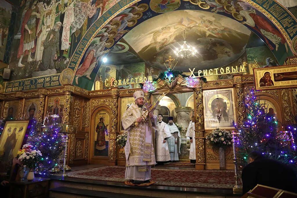 Покровский собор город шахты. Служба в соборе шахты. Служба в соборе шахты. Покровская епархия рождественский вертеп силуан. Шахты храм покрова пресвятой богородицы.