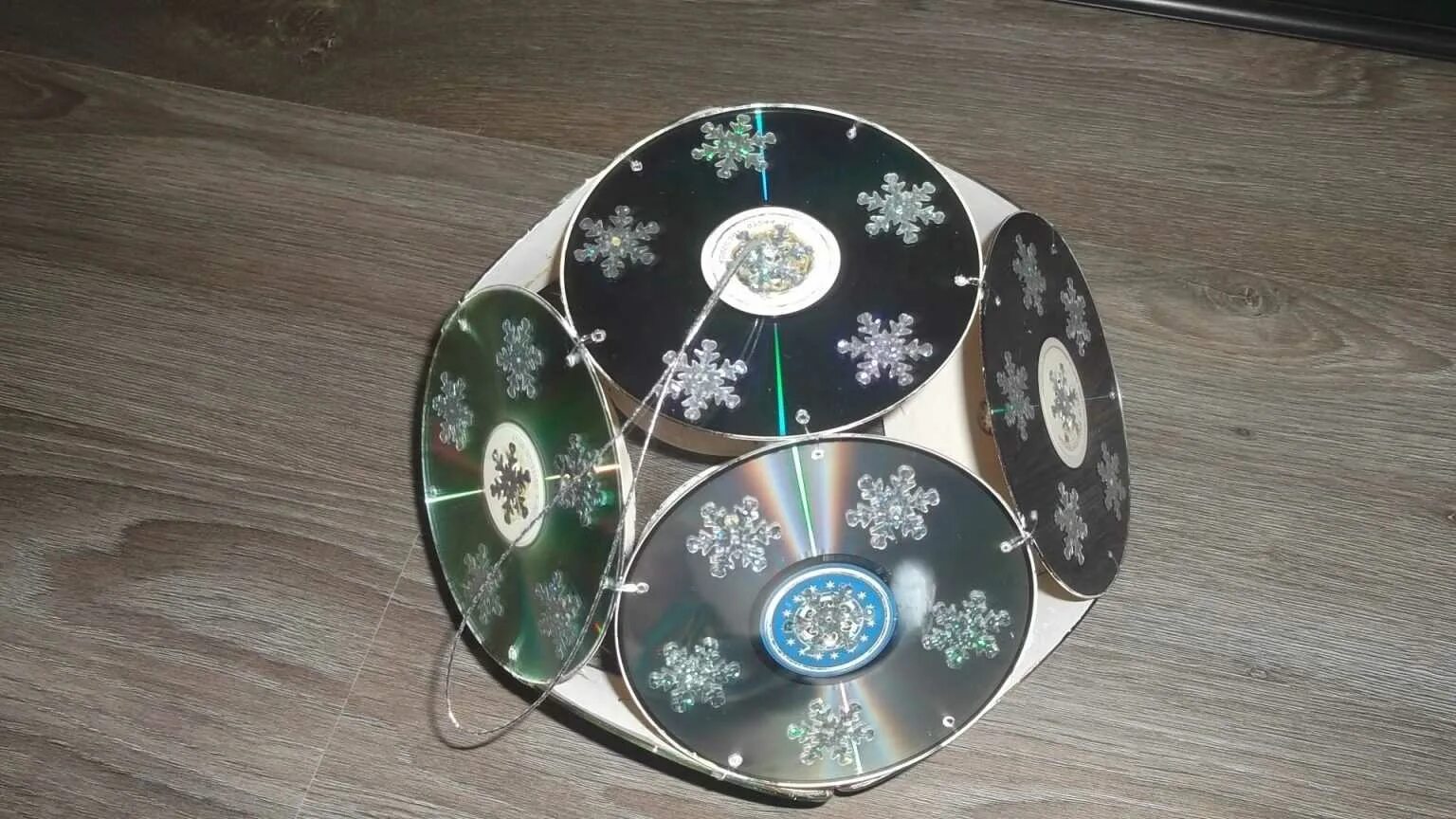 новогодние украшения из дисков. поделки из сд дисков на новый год. поделки из сд дисков на новый год. поделка бык из диска. елочная игрушка из дисков.