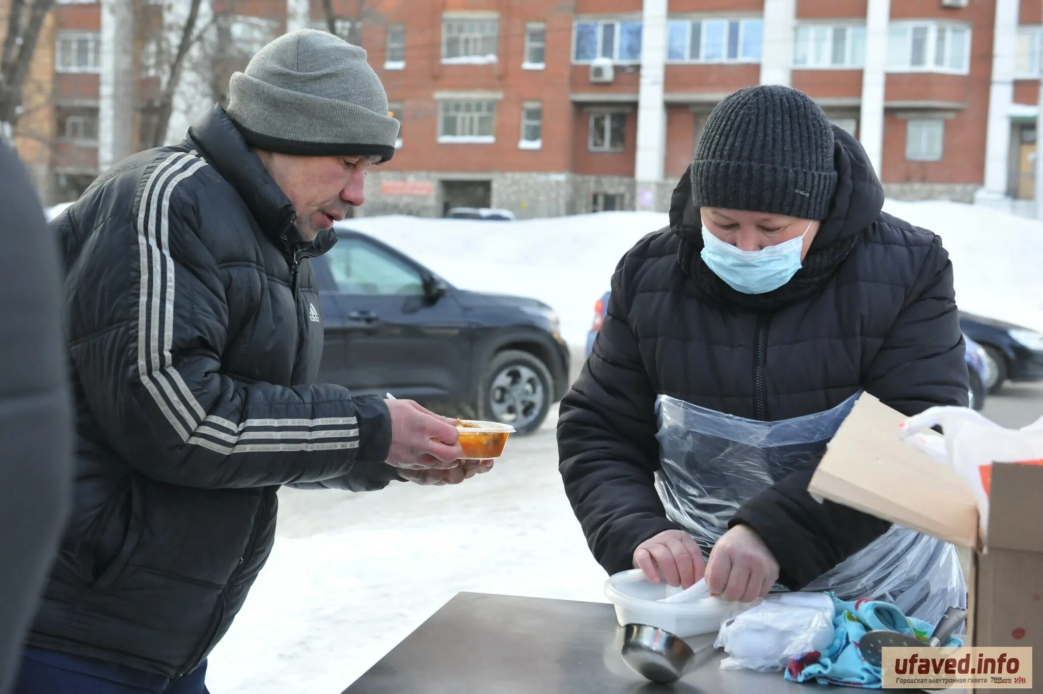 Бомж без мата. Без определенного места жительства. Лица без определенного места жительства. Люди без определённого места жительства. Лицо без определенного места жительства на улице.