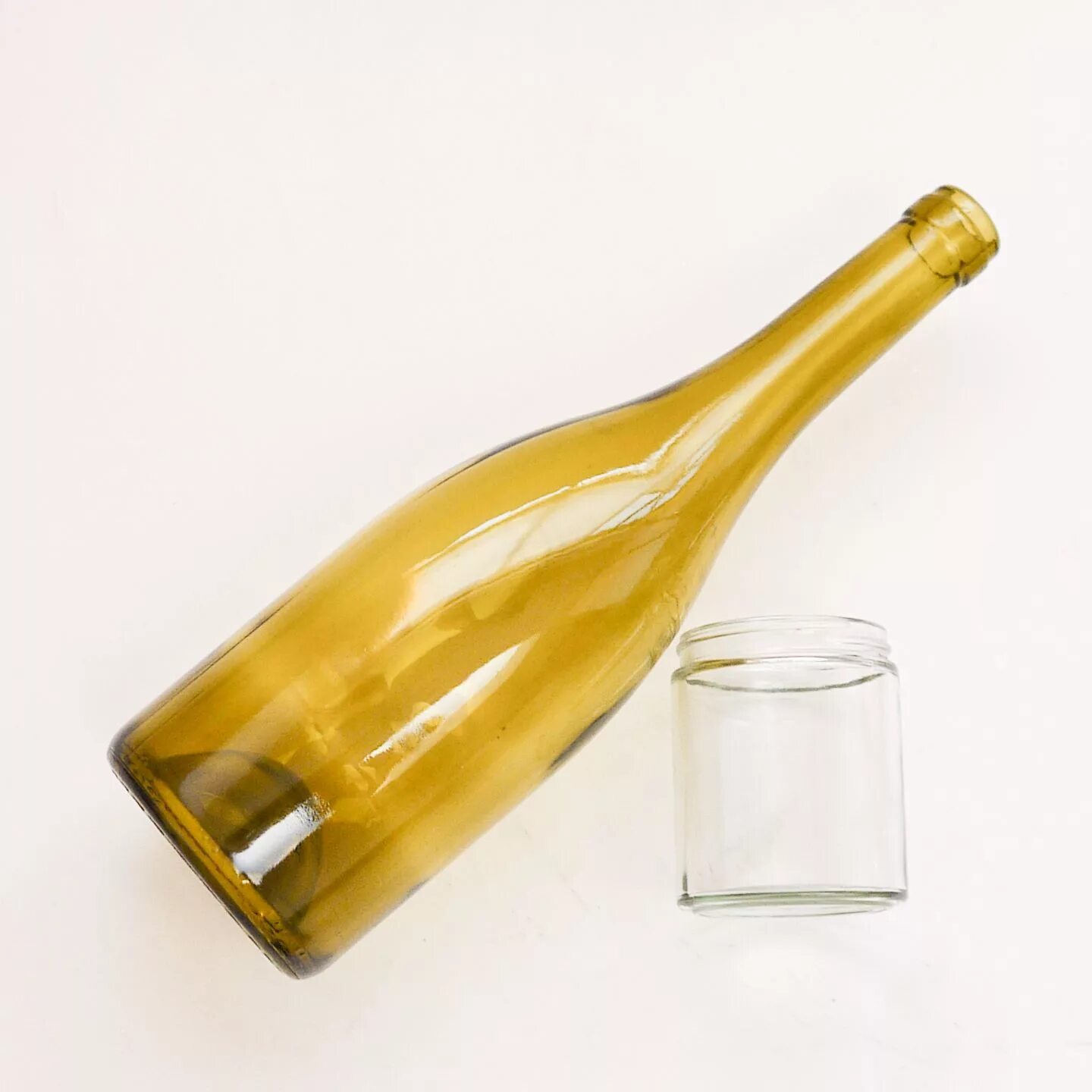 Стеклянные бутылки с этикеткой. Glass Bottle. Желтая стеклянная бутылка. Empty Wine Bottle. Бутылка стеклянная с деревянной.