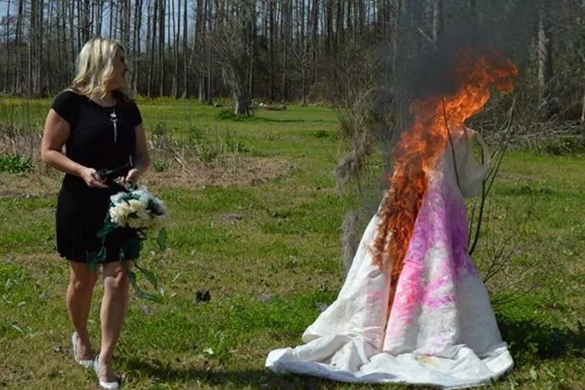 Можно ли сжигать одежду. Сжечь свадебное платье. Можно ли сжигать одежду. Можно ли сжигать одежду. Сожжение свадебного платья.